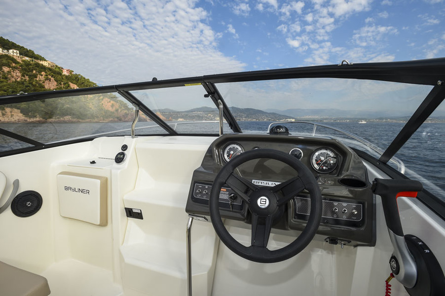 Bayliner VR5 Cuddy med Mercruiser sterndrive